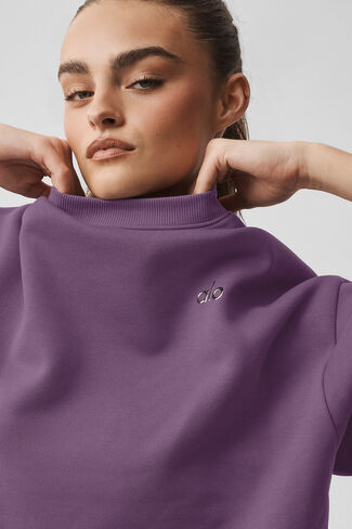 بلوفر Alo Yoga Accolade برقبة دائرية - قبلة البرقوق in Kuwait