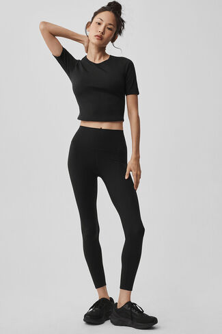 تي شيرت Alo Yoga ALO Softculpt Precision نصف كم - أسود in Kuwait