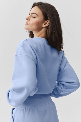 Alo Yoga Cropped Accolade Crewneck - أزرق فاتح بروفانس in Kuwait