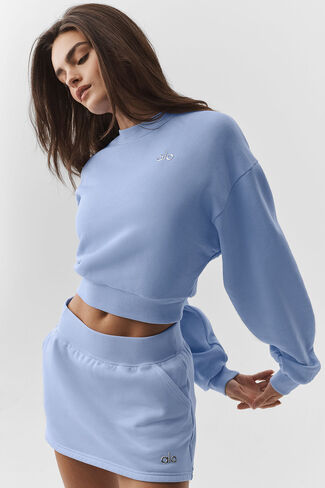 Alo Yoga Cropped Accolade Crewneck - أزرق فاتح بروفانس in Kuwait