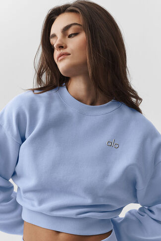 Alo Yoga Cropped Accolade Crewneck - أزرق فاتح بروفانس in Kuwait