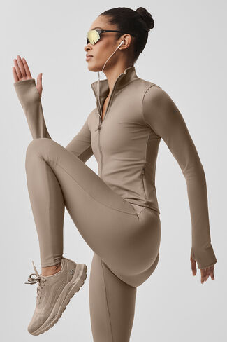 جاكيت Alo Yoga Airlift Winter Warm Radiant بسحاب كامل - حصى in Kuwait