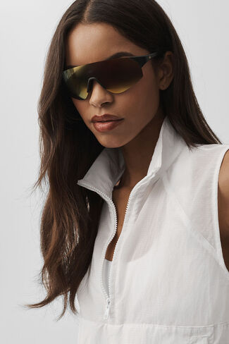 Alo Yoga Ripstop Electric Vest - White in Saudi Arabia