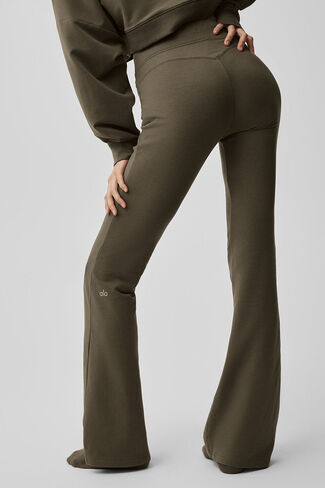 بنطلون رياضي Alo Yoga Sway Bootcut - شجرة زيتون in Kuwait