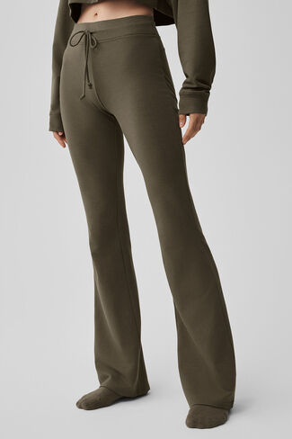 بنطلون رياضي Alo Yoga Sway Bootcut - شجرة زيتون in Kuwait