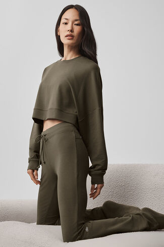 بنطلون رياضي Alo Yoga Sway Bootcut - شجرة زيتون in Kuwait