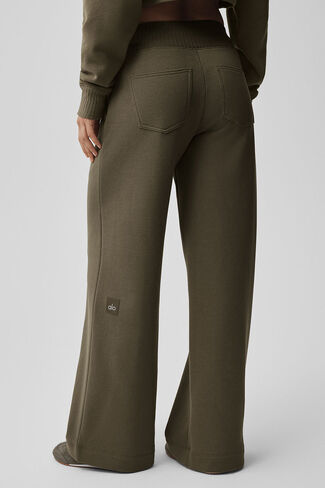 ألو يوجا سيرينيتي بنطال رياضي بأرجل واسعة - شجرة زيتون in Kuwait