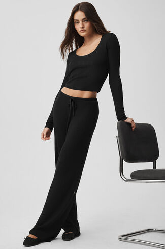 Alo Yoga Sweater Knit متوسط ​​الارتفاع Unwind واسع الساق - أسود in Kuwait