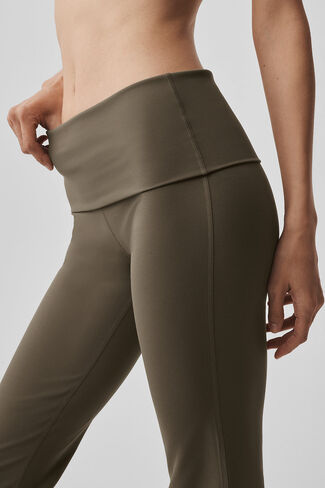 Alo Yoga ALO Softculpt 7/8 Foldover Flare Legging - شجرة الزيتون in Kuwait
