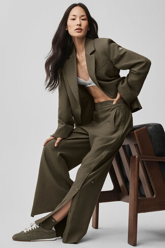 بنطال Alo Yoga متوسط ​​الارتفاع كوزموبوليتان - شجرة زيتون in Kuwait