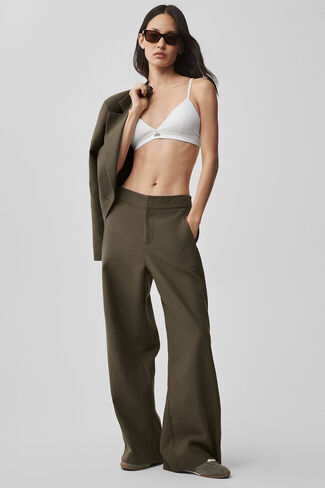 بنطال Alo Yoga متوسط ​​الارتفاع كوزموبوليتان - شجرة زيتون in Kuwait