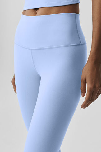 Alo Yoga - ليجنز بخصر عالٍ من Airbrush - أزرق بروفانس فاتح in Kuwait