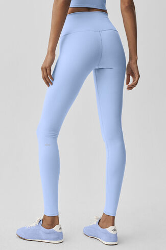 Alo Yoga - ليجنز بخصر عالٍ من Airbrush - أزرق بروفانس فاتح in Kuwait