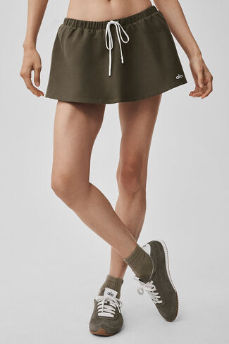 تنورة Alo Yoga منخفضة الارتفاع المفضلة لدى المعجبين - شجرة الزيتون in Kuwait