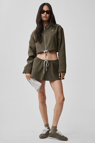 تنورة Alo Yoga منخفضة الارتفاع المفضلة لدى المعجبين - شجرة الزيتون in Kuwait