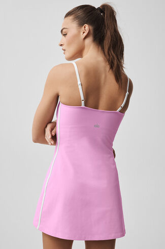 فستان Alo Yoga Airbrush انسيابي - قلب كاندي وردي/أبيض in Kuwait