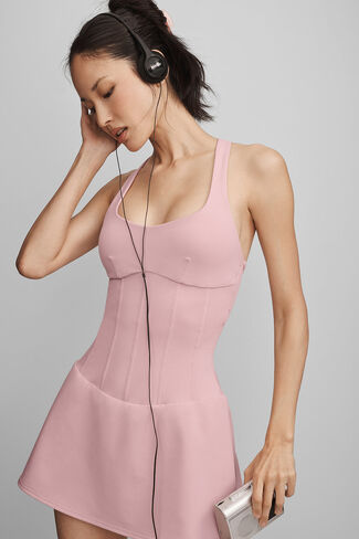 فستان تنس من Alo Yoga Airbrush Sparks Fly Corset - وردي عتيق in Kuwait