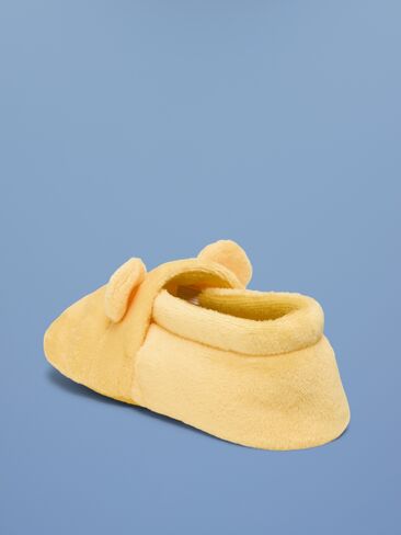 شبشب مخملي للأطفال من Old Navy Old Navy x Disney Winnie the Pooh - قش ذهبي in Saudi Arabia