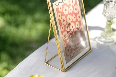 إطار صورة عائم مثمن ذهبي عتيق من FISCRAT مقاس 4x6 بوصة - إطار زجاجي مزدوج الطبقة منقوش مع سلسلة معلقة، مناسب للزهور المجففة والعينات النباتية والصور، مصنوع يدويًا، مثالي لتزيين جدران المنزل/المكتب in Kuwait