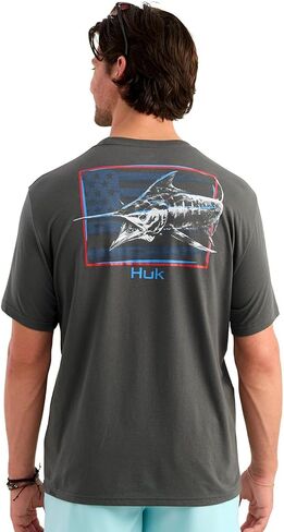 تي شيرت رجالي من HUK Kc Scott Original Fishing Artwork Graphic Graphic، تي شيرت كاجوال بأكمام قصيرة، خفيف الوزن، مزيج من القطن الناعم in Saudi Arabia