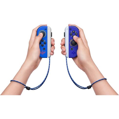 Play+ For Switch/Controller L/R Red & Blue، لوحات تحكم لاسلكية وأشرطة معصم، متوافقة مع N-Switch/Lite/OLED، لوحة ألعاب مزودة باهتزاز مزدوج/6 محاور جيروسكوبية/مستشعر حركة/إيقاظ/لقطة شاشة، تتضمن حافظة واقية وأغطية عصا التحكم. (الأحمر والأزرق) in Saudi Arabia