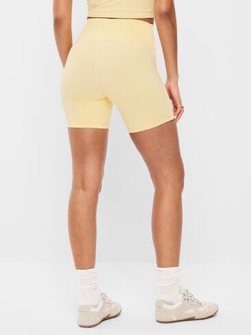 Old Navy شورت عالي الخصر StudioSmooth Biker - درزة داخلية 6 بوصة - أصفر زبدة in Saudi Arabia
