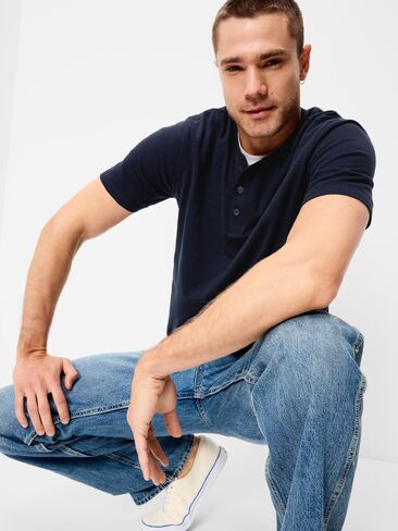 تي شيرت Old Navy Henley - باللون البحري in Saudi Arabia