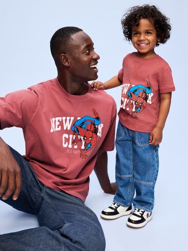 تي شيرت برسوم ثقيل الوزن للرجال من Old Navy Old Navy x Marvel Spider-Man Boxy - مانزانيتا in Saudi Arabia