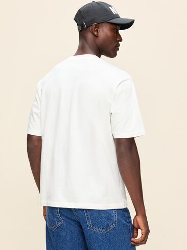 Old Navy Old Navy x Marvel Spider-Man Boxy Heavyweight Graphic T-Shirt for Men - White Lilies in Saudi Arabia