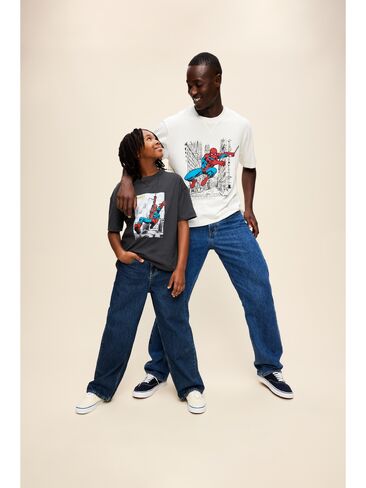 Old Navy Old Navy x Marvel Spider-Man Boxy Heavyweight Graphic T-Shirt for Men - White Lilies in Saudi Arabia