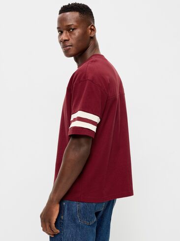 تي شيرت Old Navy ثقيل الوزن بأكمام قصيرة على طراز كرة القدم - Scarlet Fire in Saudi Arabia