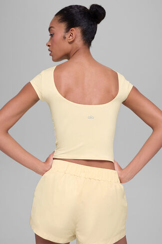 تي شيرت Alo Yoga Alosoft Back For More - أصفر على شكل ضوء الشموع in Kuwait