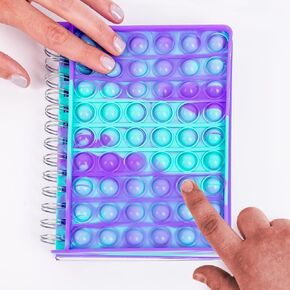 Just My Style Fidgiwear Rainbow D.I.Y. مجوهرات سكويش آند بوب، اصنع مجوهرات فيدجيت الخاصة بك للأطفال، تتضمن سحر إسفنجي، ألعاب فيدجيت مع لمسة أنيقة، مجموعة صنع الأساور للفتيات in Kuwait