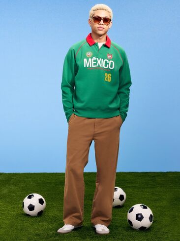 سويت شيرت بطبعة جرافيك بياقة صوف ديناميكي للرجال من Old Navy كأس العالم FIFA 26™ Mexico - المكسيك in Kuwait