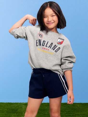 Old Navy سويت شيرت تونيك برسومات كبيرة الحجم للفتيات في كأس العالم FIFA 26™ إنجلترا - إنجلترا in Kuwait
