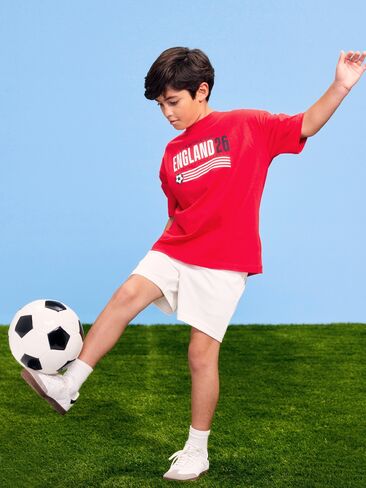 تي شيرت برسومات كبيرة الحجم للأولاد من Old Navy كأس العالم FIFA 26™ England - إنجلترا in Saudi Arabia