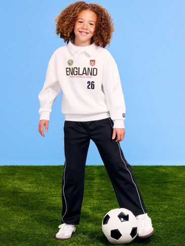 سويت شيرت برسومات بياقة صوفية ديناميكيّة للأطفال من Old Navy كأس العالم FIFA 26™ England - إنجلترا in Saudi Arabia
