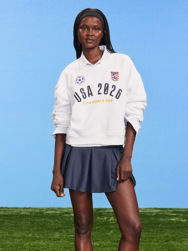 سويت شيرت برسومات كبيرة الحجم للنساء من Old Navy كأس العالم FIFA 26™ USA - Calla Lily in Saudi Arabia