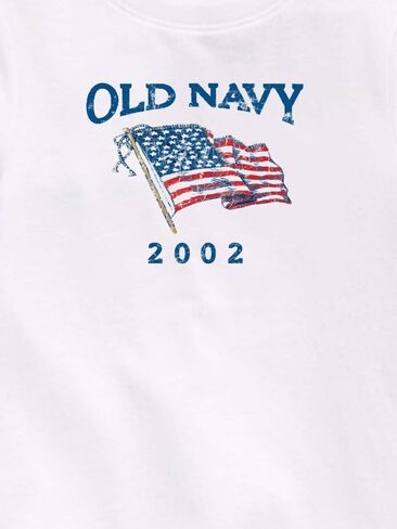 تي شيرت مطبوع عليه علم Old Navy Heritage 2002 للأطفال الصغار - أبيض in Kuwait