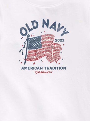 تي شيرت مطبوع عليه علم Old Navy Heritage 2021 للأطفال الصغار - أبيض in Kuwait
