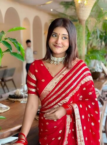 ساري MAHEK الفاخر من الفيسكوز جورجيت للسيدات لحفلات الزفاف الهندية وقطعة الساري والبلوزة. in Kuwait