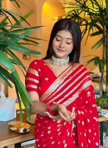 ساري MAHEK الفاخر من الفيسكوز جورجيت للسيدات لحفلات الزفاف الهندية وقطعة الساري والبلوزة. in Kuwait