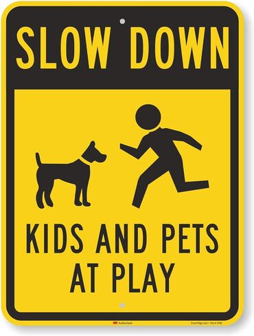 علامة "Slow Down - الأطفال والحيوانات الأليفة أثناء اللعب" بواسطة SmartSign | ألومنيوم عاكس عالي الكثافة مقاس 18 × 24 بوصة 3M in Kuwait