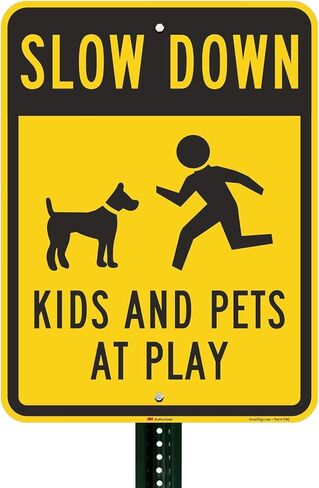 علامة "Slow Down - الأطفال والحيوانات الأليفة أثناء اللعب" بواسطة SmartSign | ألومنيوم عاكس عالي الكثافة مقاس 18 × 24 بوصة 3M in Kuwait