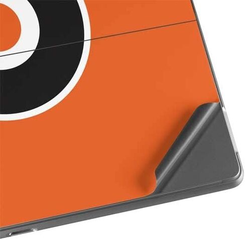 ملصق Skinit للكمبيوتر اللوحي متوافق مع Surface Pro 8 - تصميم شعار NHL Philadelphia Flyers مرخص رسميًا in Saudi Arabia