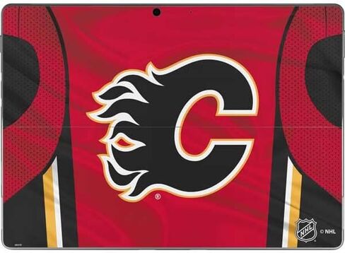 ملصق Skinit للكمبيوتر اللوحي متوافق مع Surface Pro 8 - تصميم جيرسي منزلي مرخص رسميًا من NHL Calgary Flames in Saudi Arabia