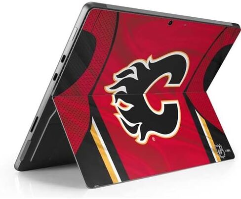 ملصق Skinit للكمبيوتر اللوحي متوافق مع Surface Pro 8 - تصميم جيرسي منزلي مرخص رسميًا من NHL Calgary Flames in Saudi Arabia