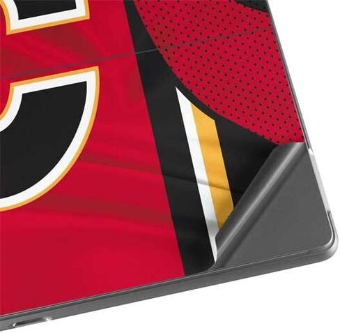 ملصق Skinit للكمبيوتر اللوحي متوافق مع Surface Pro 8 - تصميم جيرسي منزلي مرخص رسميًا من NHL Calgary Flames in Saudi Arabia