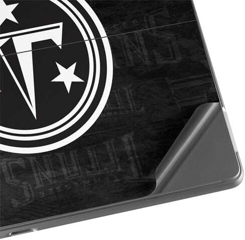 ملصق Skinit للكمبيوتر اللوحي متوافق مع Surface Pro 8 - تصميم أسود وأبيض مرخص رسميًا من NFL Tennessee Titans in Saudi Arabia
