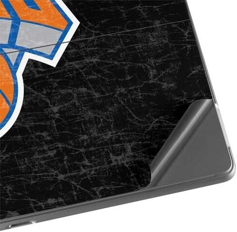 ملصق Skinit للكمبيوتر اللوحي متوافق مع Surface Pro 8 - تصميم شعار ثانوي أسود مرخص رسميًا من NBA New York Knicks in Saudi Arabia